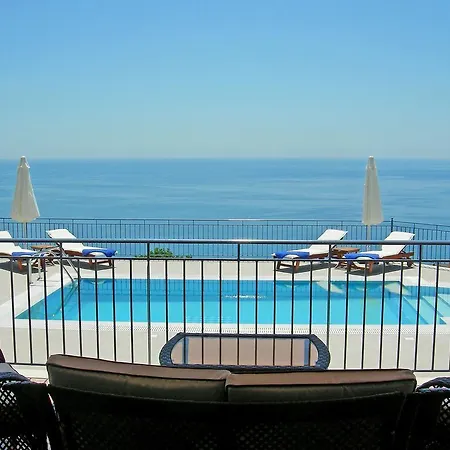 Odysseus Luxury Villa Plateies